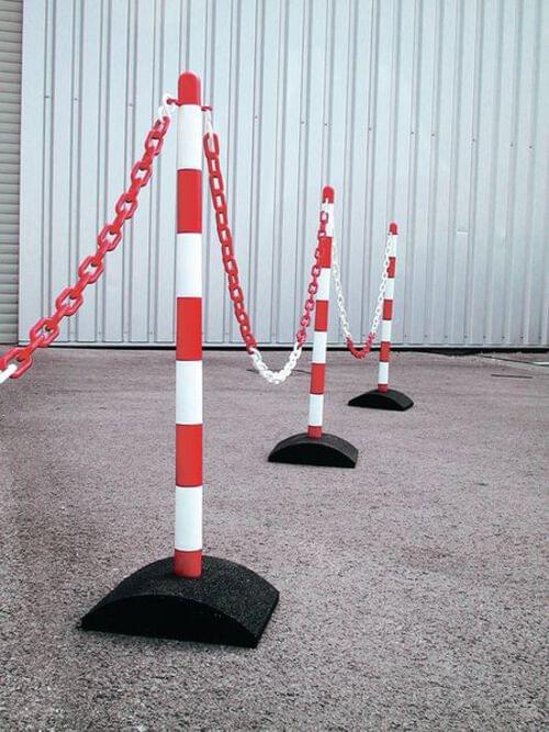 Economy Set - 5 Red & White posts, Red & White Chain and 9 White 'S' Hooks