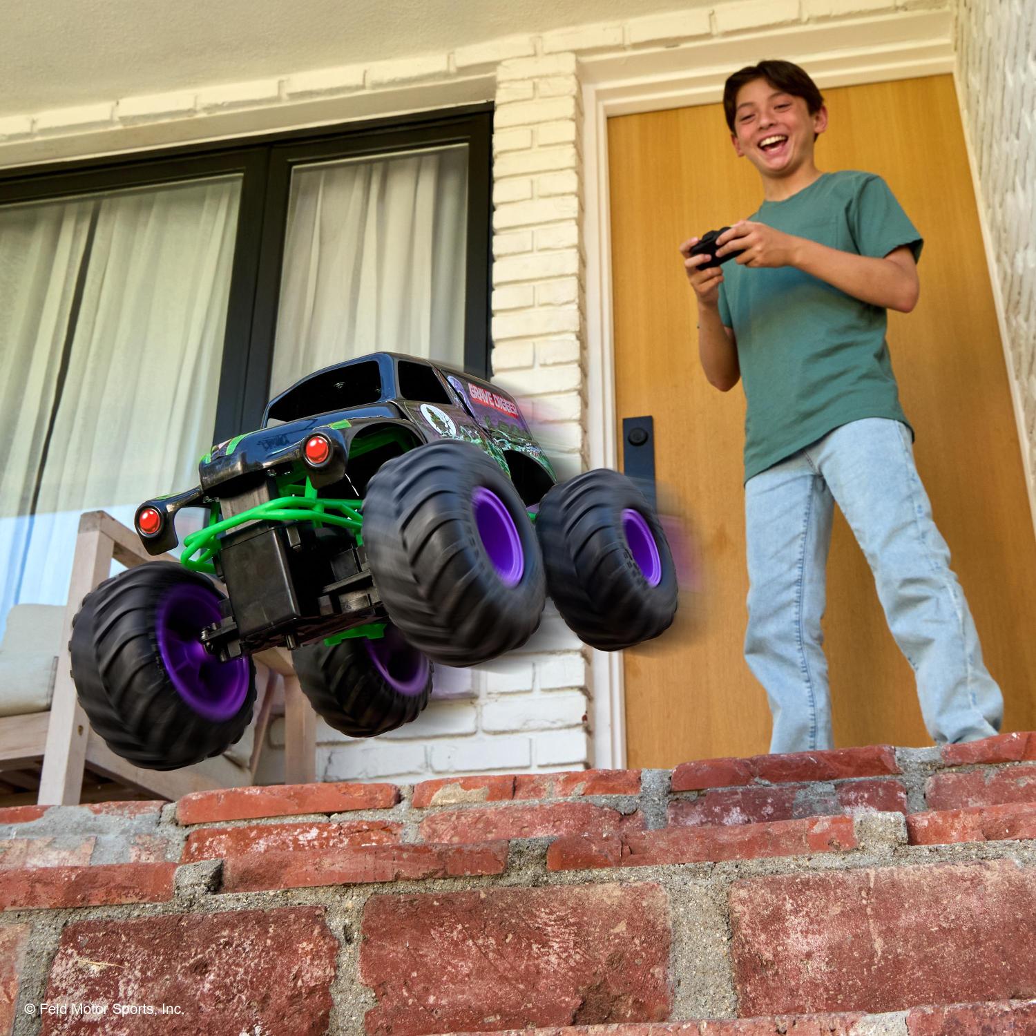 Monster Jam Smash & Bash Grave Digger Remote Control - Toymaster - Fagan Toys