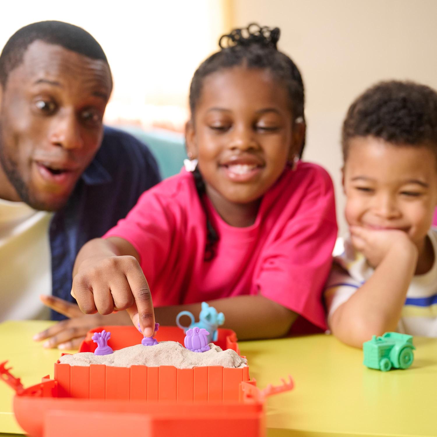 Kinetic Sand Sandy Farm Playset with Animal Molds