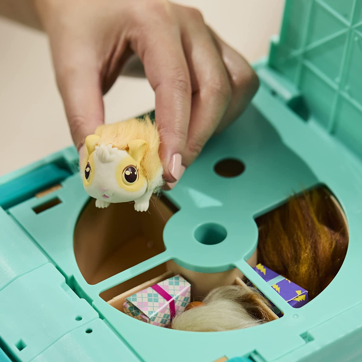 Little Live Pets Mama Guinea Pig & Hutch Little Live Pets Mama Guinea Pig & Hutch