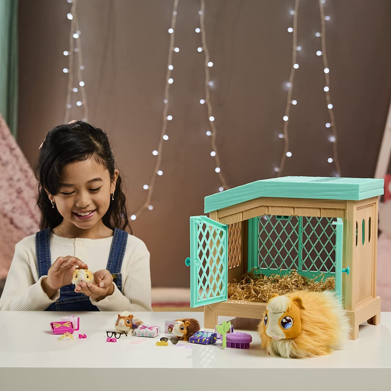 Little Live Pets Mama Guinea Pig & Hutch Little Live Pets Mama Guinea Pig & Hutch