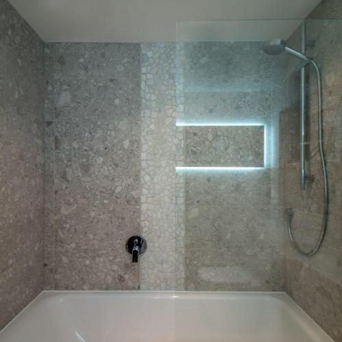 Merlyn Single Square Bathscreen 800 X 1500mm MB2