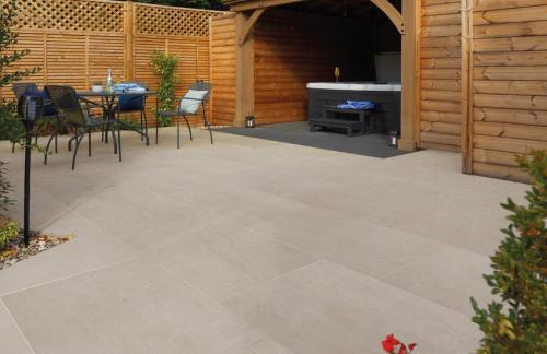 Pavestone Amalfi Beige Porcelain Paving Slab 900x600x20mm