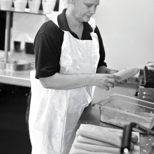 Shield DB01/W White Heavy Duty 18mu Longer Length (27" x 48" approx) Aprons supplied in a Case. 10 x 100 (1000) per case. Minimum quantity 1000 aprons